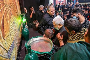 فیلم | توزیع نذورات طشت‌گذاری در سریش‌آباد