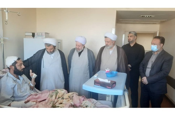 ‌عیادت مسئول دبیرخانه شورای عالی حوزه‌ از طلبه مجروح حادثه اخیر