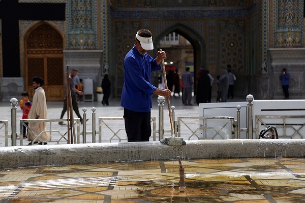 خادمان واحد تنظیف حرم حضرت معصومه(س)