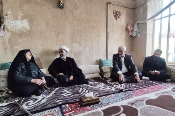 دیدار مدیرکل بنیاد شهید لرستان با خانواده شهدا