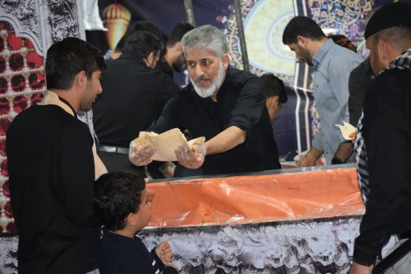 عکس | حضور زائران اربعین در موکب امام خامنه‌ای خرم‎آباد