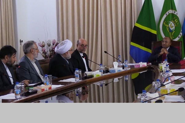 حسین موئینی، رئیس جمهور زنگبار و علی عباسی رئیس جامعةالمصطفی