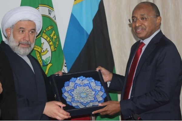 حسین موئینی، رئیس جمهور زنگبار و علی عباسی رئیس جامعةالمصطفی