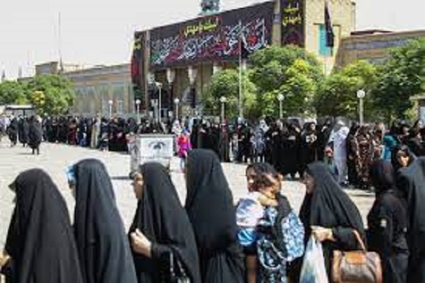 توزیع روزانه ۱۱ هزار پرس غذا میان زائران اربعین در حرم بانوی کرامت