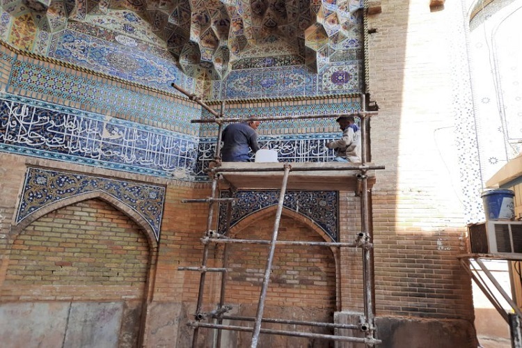 مرمت کاشی کاری دروازه امام، مسجد جامع عتیق شیراز
