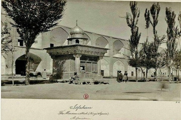 سقاخانه‌ای در میدان نقش جهان در اواخر دوره قاجار
