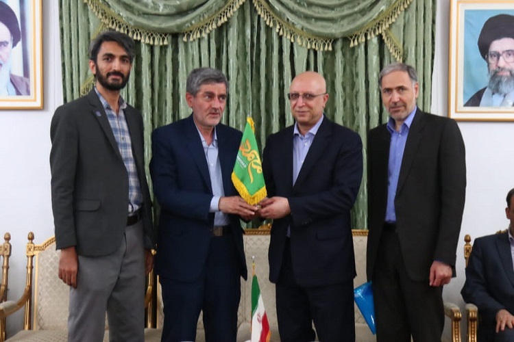 اهدای پرچم کنگره جهانی محمد(ص) به وزیر علوم، شیراز