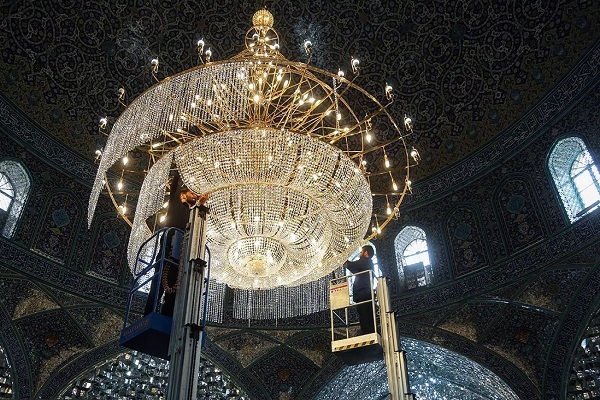 بزرگ‌ترین لوستر حرم مطهر بانوی کرامت