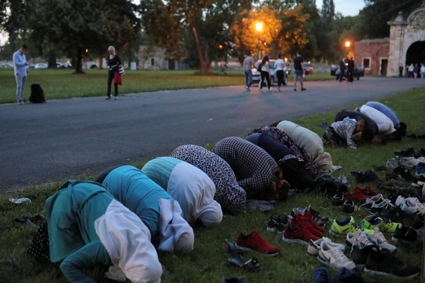 اقلیت مسلمان صربستان در حال اقامه نماز