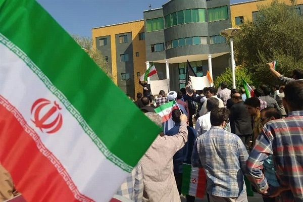 تجمع دانشجویان دانشگاه رازی در اعتراض به اغتشاشات اخیر