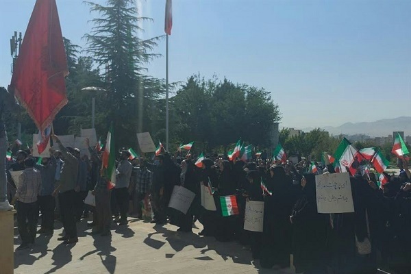 تجمع دانشجویان دانشگاه رازی در اعتراض به اغتشاشات اخیر
