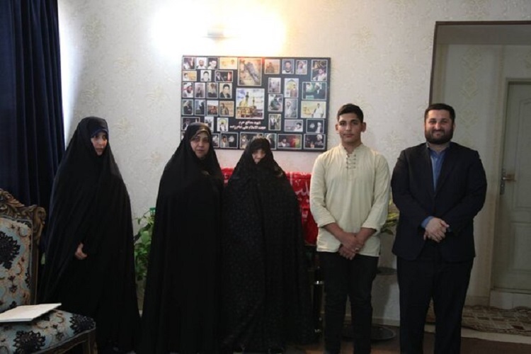 دیدار مدیرکل تعاون، کار و رفاه اجتماعی البرز با خانواده شهید حجت‌الاسلام علی تمام‌زاده