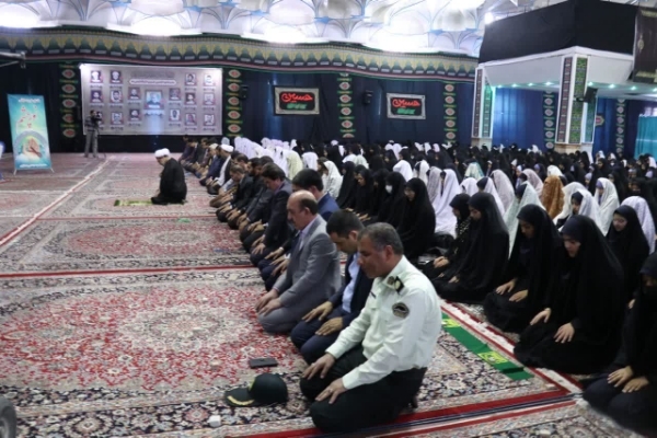 نماز جماعت دانش‌آموزان کرمانی
