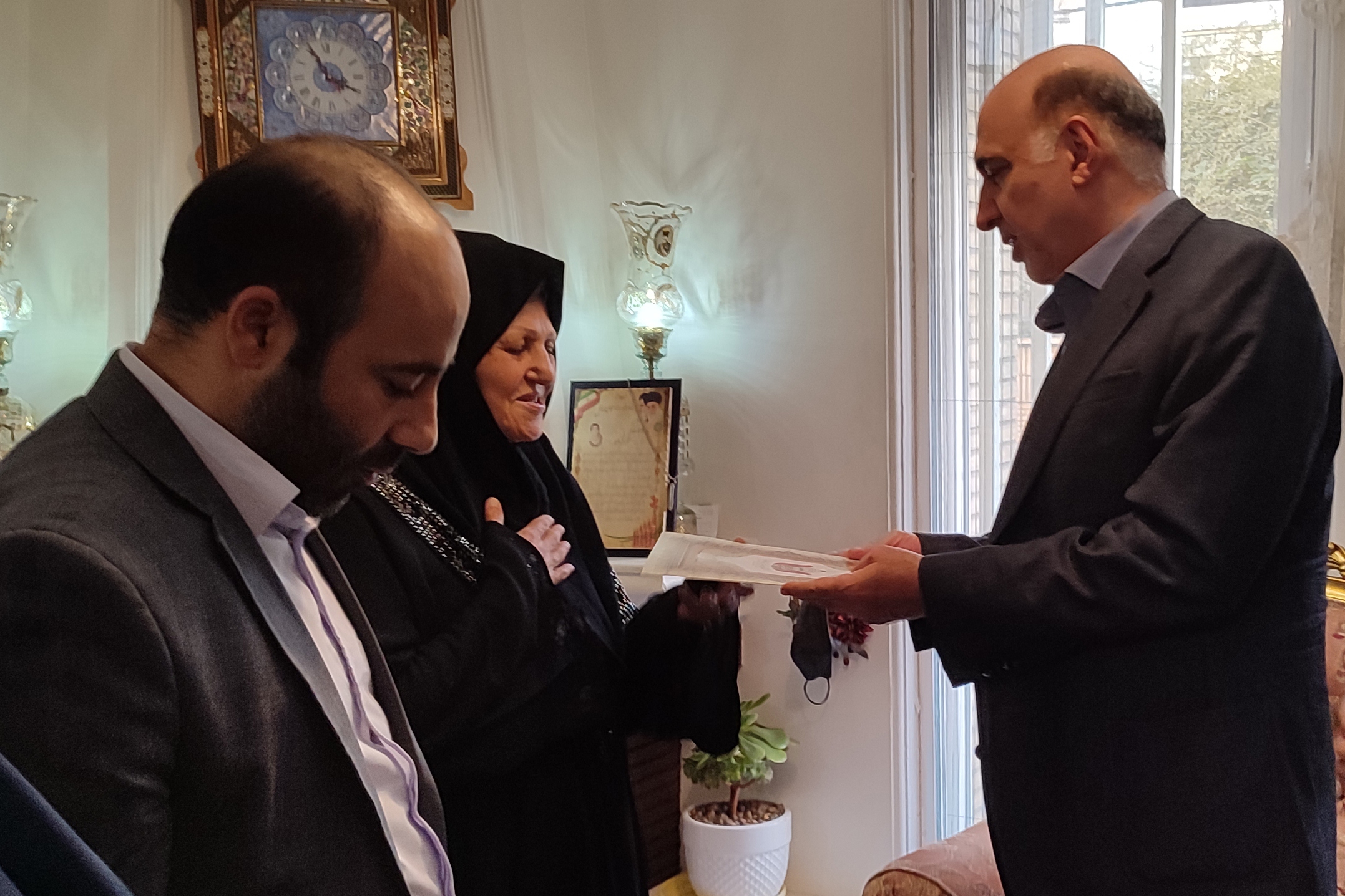 یک فرزند دادم و هزاران گرفتم