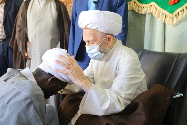 جمعی از طلاب ایرانی و غیرایرانی توسط آیت‌الله سبحانی معمم شدند