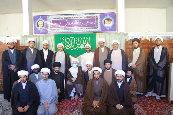 جمعی از طلاب ایرانی و غیرایرانی توسط آیت‌الله سبحانی معمم شدند