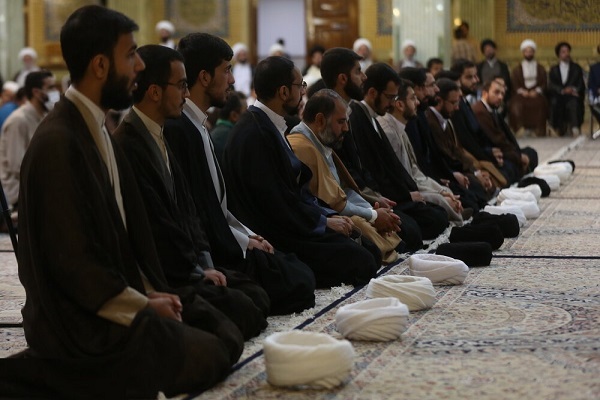 جمعی از طلاب توسط آیت‌الله العظمی مکارم شیرازی، معمم شدند