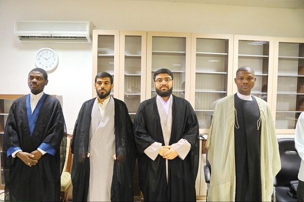 عمامه‌گذاری طلاب توسط آیت‌الله العظمی جوادی‌آملی