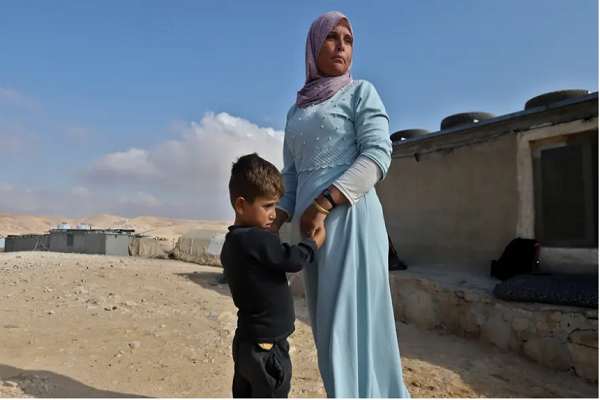 مادر و کودک فلسطینی خسته از درد بی‌پناهی و آوارگی