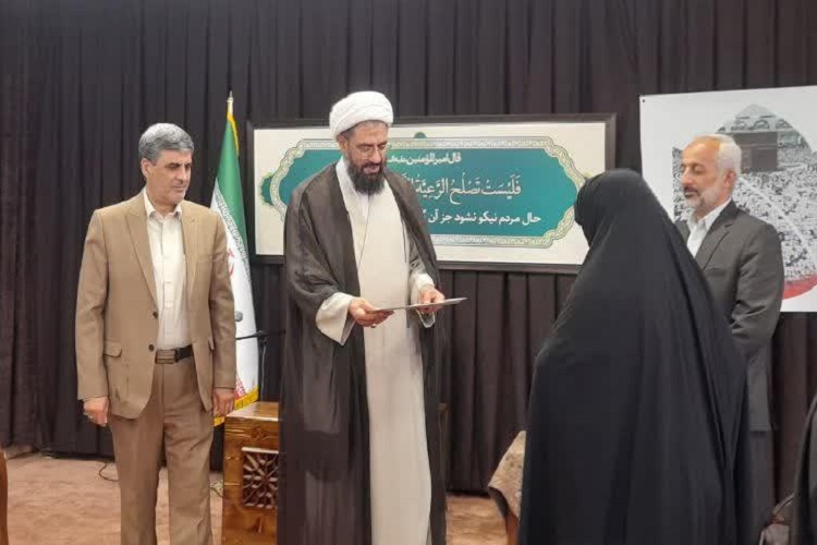 تجلیل از خانواده شهید منا در همدان تجلیل از خانواده شهید منا در همدان