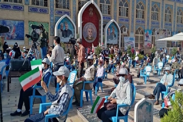 حضور دانش‌آموزان در گلزار شهدای کرمان