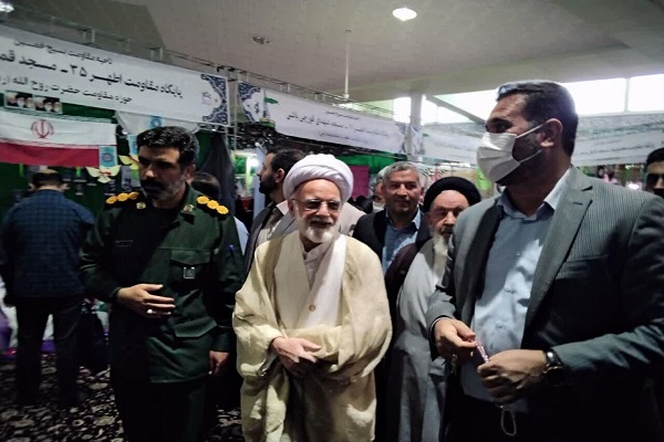 بازدید امام جمعه اراک از نمایشگاه اسوه