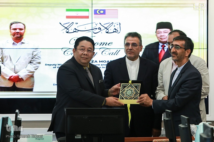 اهدای لوح سرامیک قرآنی ایران به مسئولان جاکیم