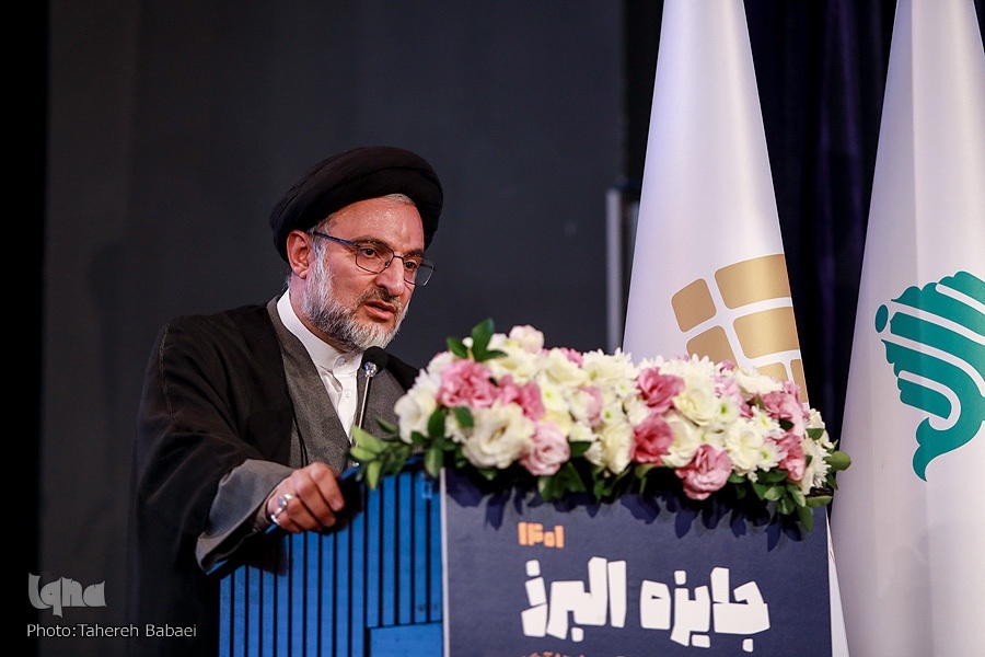 جایزه فرهنگی البرز به 47 دانش‌آموز نخبه اهدا شد