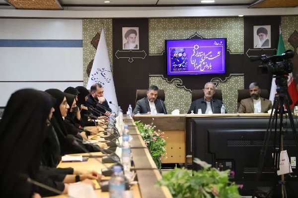 نشست استاندار قم با دانش آموزان دختر