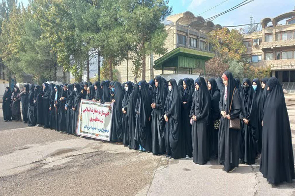 شرکت دانش آموزان در نمازجمعه