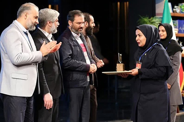 هنگامه الوندی، کتابدار کتابخانه مرکزی یزد