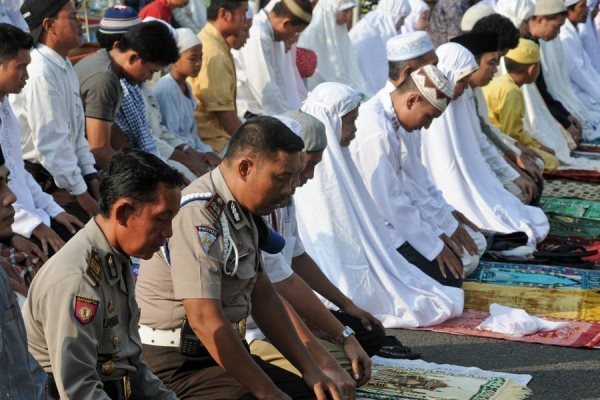 مسلمانان اندونزی در حال اقامه نماز