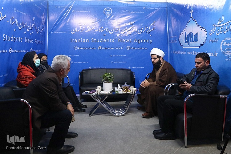 روح‌الله سعیدی فاضل، رئیس پژوهشکده بین‌المللی امام رضا(ع) وابسته به جامعةالمصطفی العالمیه  در خراسان در غرفه خبرگزاری ایکنا در نمایشگاه دستاوردهای هفته پژوهش و فناوری خراسان رضوی