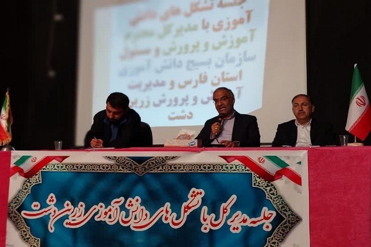 دیدار مدیرکل آموزش و پرورش فارس با تشکل‌های دانش‌آموزی زرین‌دشت