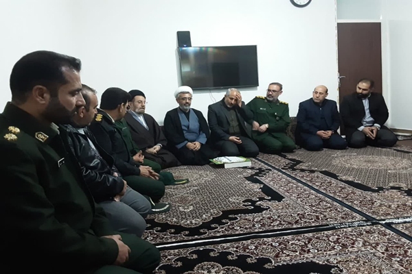 دیدار جمعی از مسئولان لرستان با خانواده شهید داود عبداللهی