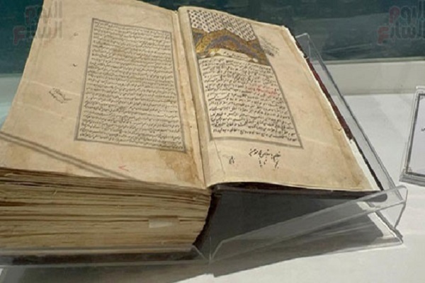 نمایش نسخه نادر خطی از قرآن در دانشگاه اسکندریه مصر+عکس