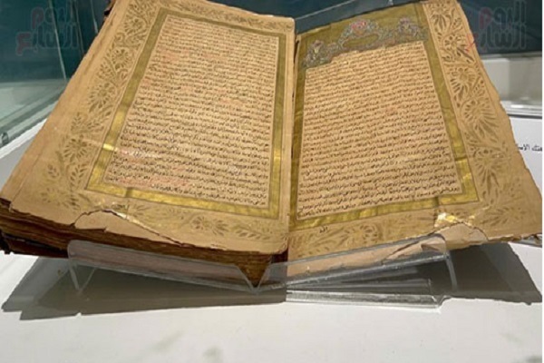 نمایش نسخه نادر خطی از قرآن در دانشگاه اسکندریه مصر+عکس