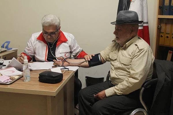 انجام معاینات پیش از اعزام حج در درمانگاه جمعیت هلال احمر یزد