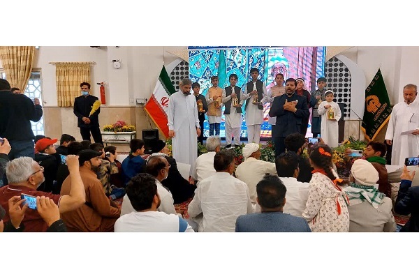 ترجمه همزمان سخنان رهبری در دو رواق حرم رضوی به چهار زبان برگزار شد