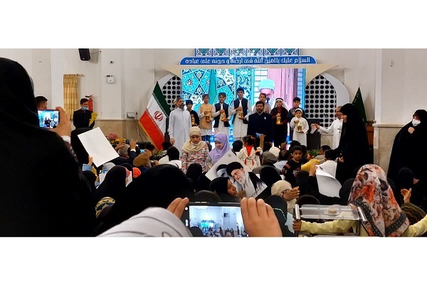 ترجمه همزمان سخنان رهبری در دو رواق حرم رضوی به چهار زبان برگزار شد