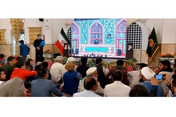 ترجمه همزمان سخنان رهبری در دو رواق حرم رضوی به چهار زبان برگزار شد