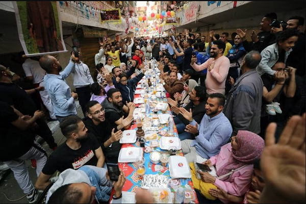 حضور 5000 نفر در بزرگترین مراسم افطار مصر + تصاویر