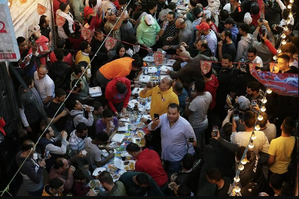حضور 5000 نفر در بزرگترین مراسم افطار مصر + تصاویر