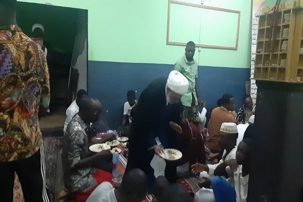 مراسم افطار و عزاداری شب نوزدهم رمضان در مسجد شیعیان کامرون برگزار شد