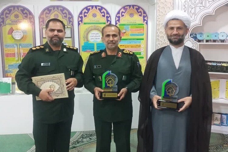تجلیل از فرمانده و معاون روابط عمومی سپاه فجر فارس، فرمانده برتر قرآنی سپاه