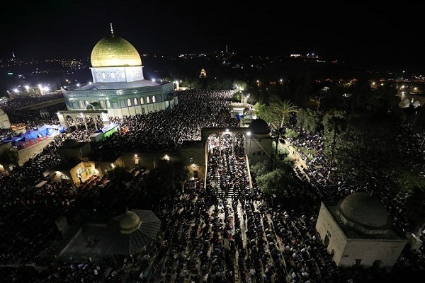 حضور پرشور فلسطینیان در احیای شب 27 رمضان مسجد الاقصی + فیلم