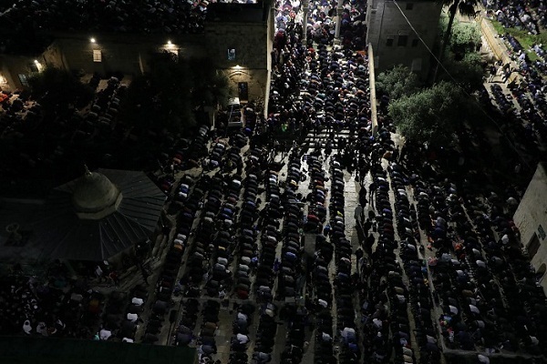 حضور پرشور فلسطینیان در احیای شب 27 رمضان مسجد الاقصی + فیلم