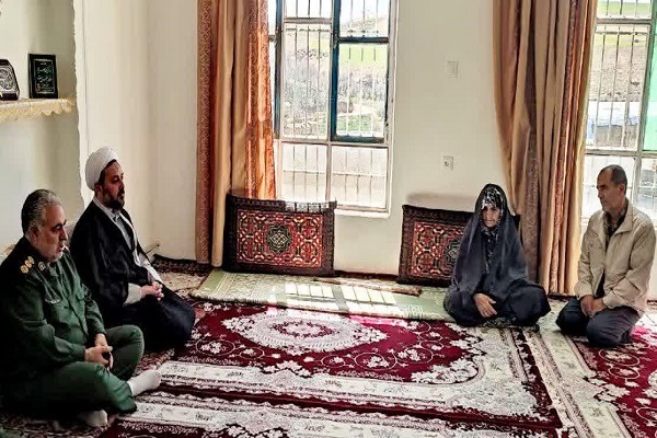 فرمانده سپاه شاهین‌دژ با خانواده شهید مظفر چوپانی دیدار کرد