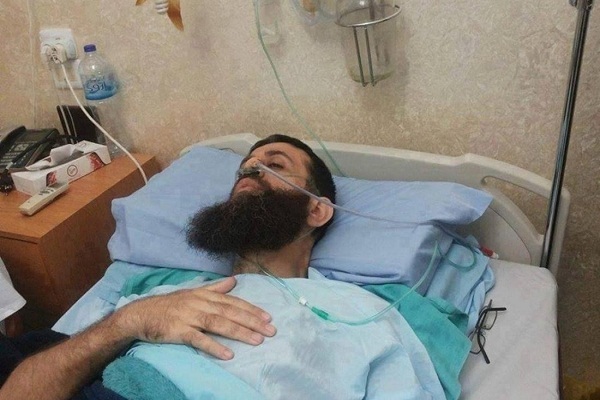 اقامه نماز فلسطینیان مقابل مقر کمیته صلیب سرخ و درخواست برای آزادی اسرا/آماده