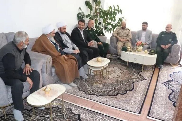 فرمانده سپاه چالدران با خانواده شهید«محمدباقر عشقی» دیدار کرد